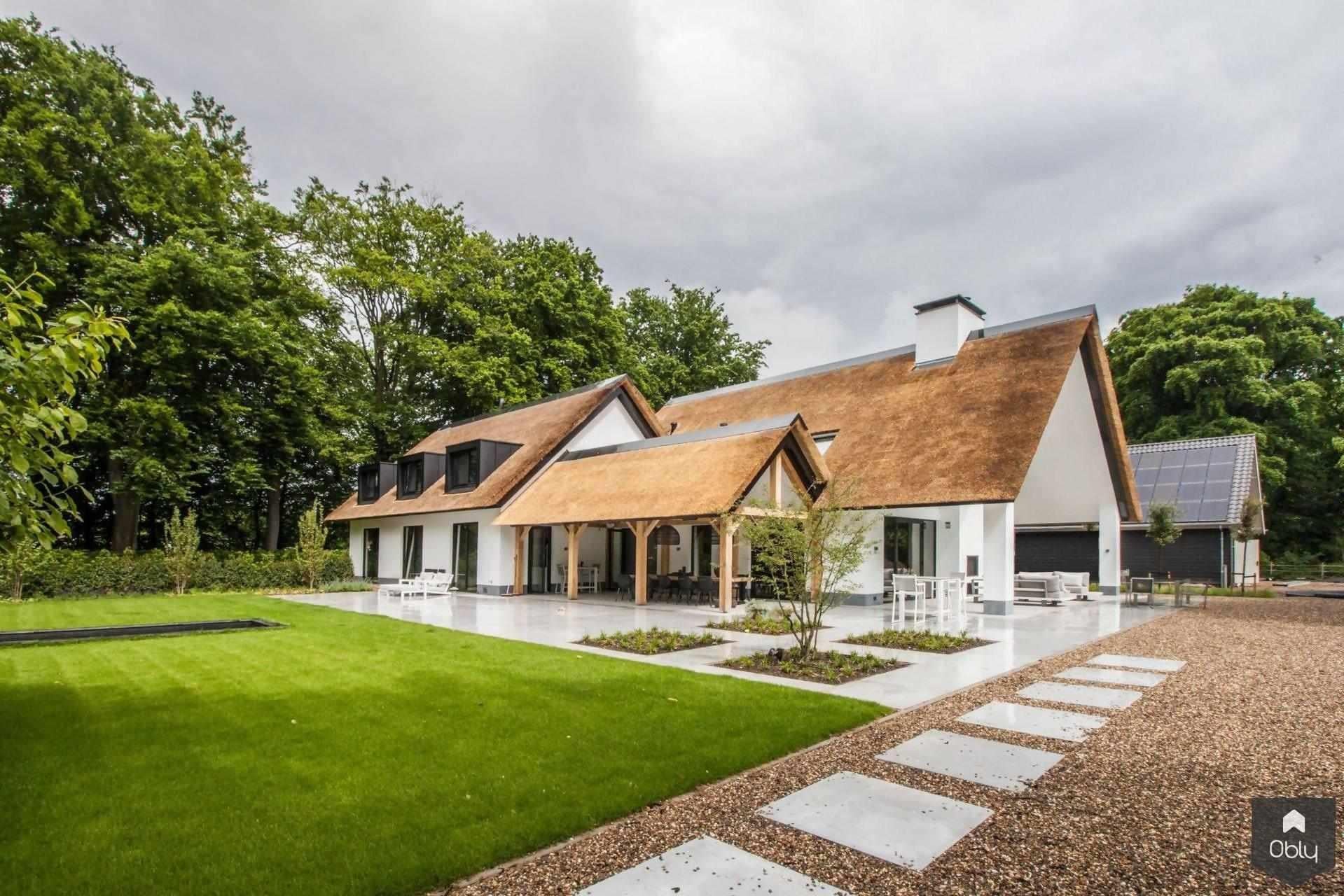 Statig landhuis-Spanjers Architect-alle,Exterieur vrijstaand,klassieke architectuur,landelijke villa,luxe woning,moderne details,rieten kap,statig landhuis,Vrijstaand-Statig landhuis | OBLY.com-OBLY