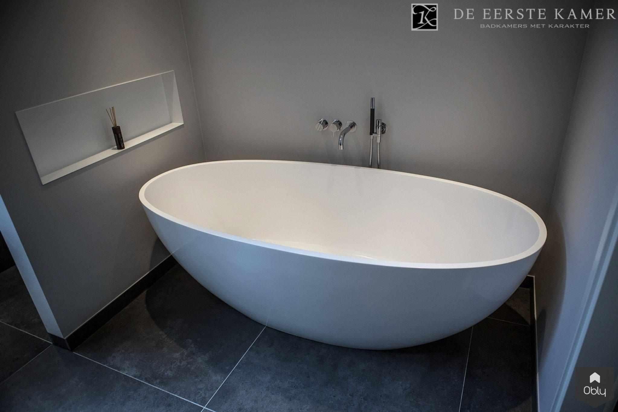 Stijlvolle badkamer-De Eerste Kamer-alle,Badkamer,badkamer met design kranen,badkamer met natuursteen,exclusieve badkamer afwerking,hoogglans badkamermeubel,luxe badkamer inrichting,minimalistische badkamer stijl,moderne inloopdouche,stijlvolle badkamer inspiratie,vrijstaand bad design-OBLY