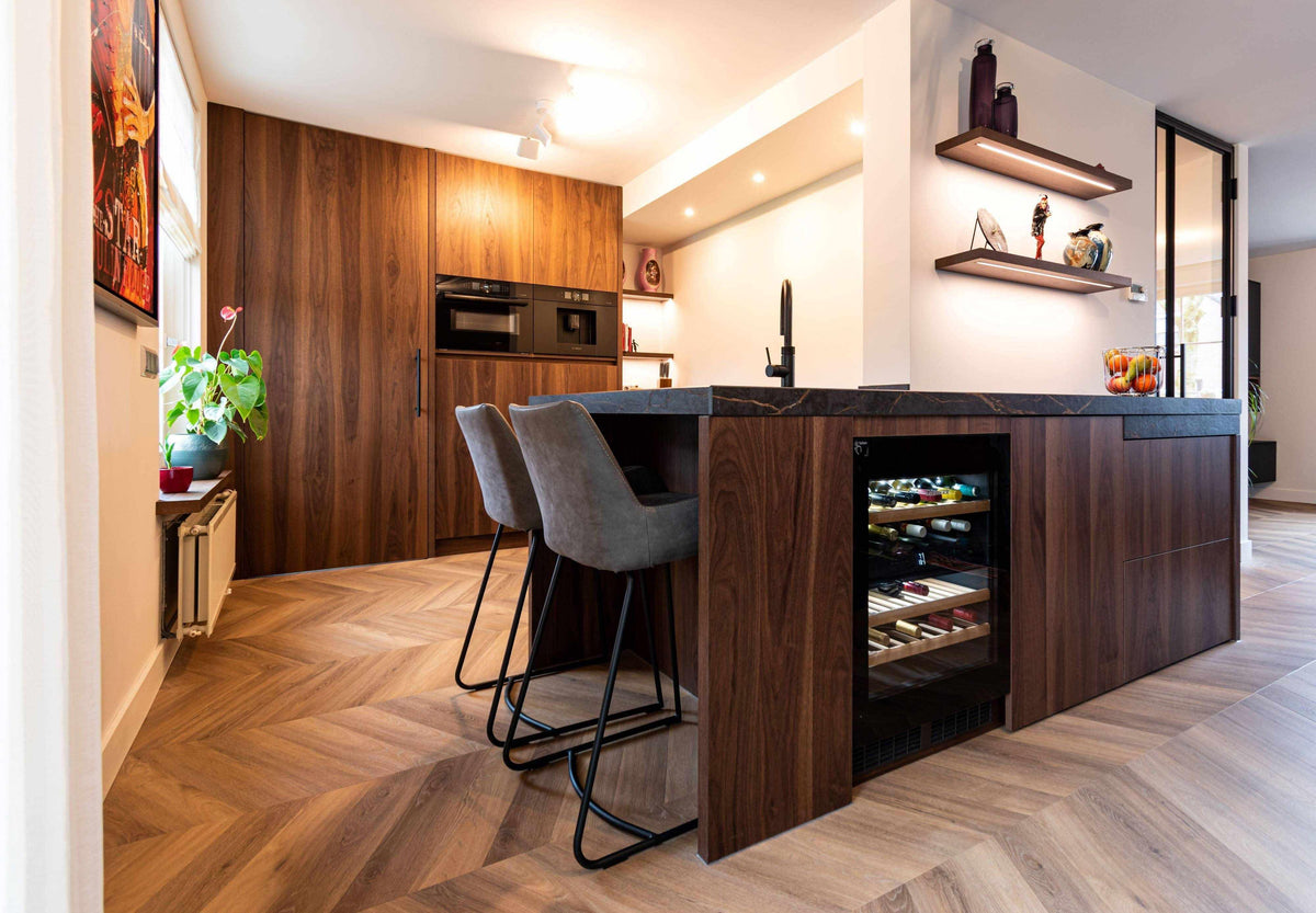 Stijlvolle benedenverdieping-Hout en Vorm-design keuken op maat,keuken met dekton werkblad,keuken met donker hout,luxe keuken met eiland,maatwerk keuken interieur,moderne keuken renovatie,open keuken woonkamer,Woonkamer-Stijlvolle benedenverdieping-OBLY