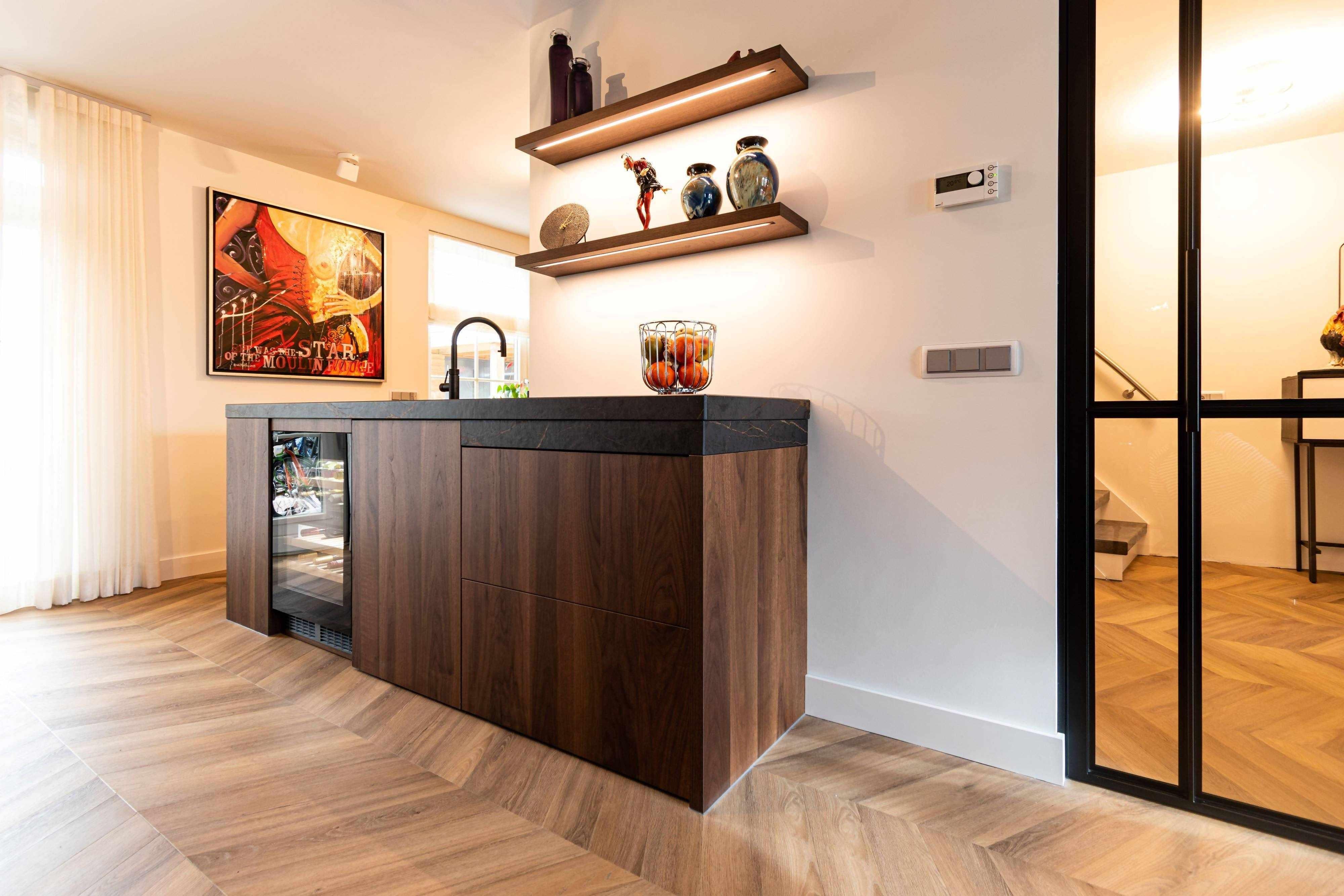 Stijlvolle benedenverdieping-Hout en Vorm-design keuken op maat,keuken met dekton werkblad,keuken met donker hout,luxe keuken met eiland,maatwerk keuken interieur,moderne keuken renovatie,open keuken woonkamer,Woonkamer-Stijlvolle benedenverdieping-OBLY