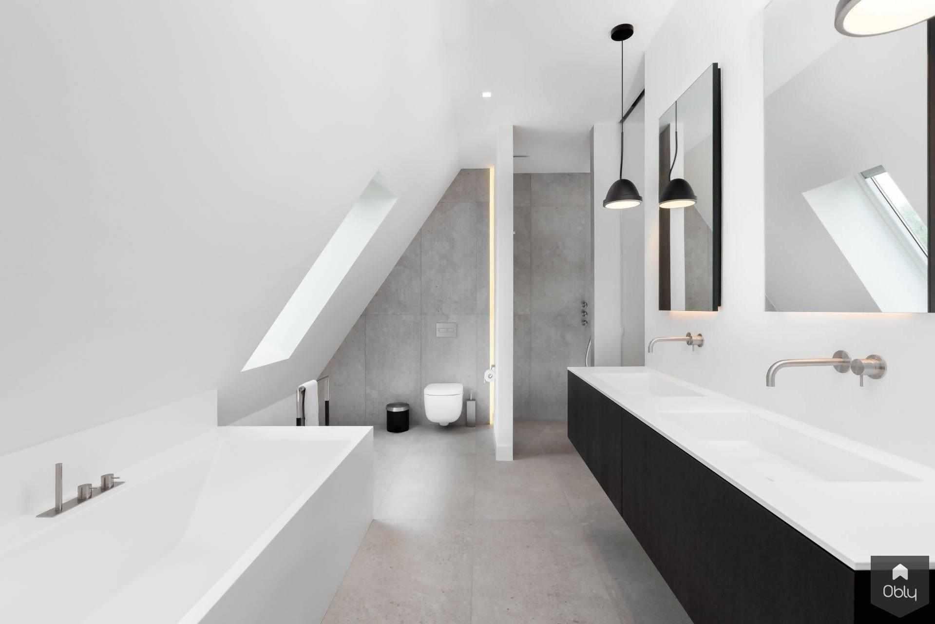 Stoere en frisse badkamers-Fors design badkamers-alle,Badkamer,badkamer met betonlook,badkamer met grote tegels,badkamer met zwarte accenten,frisse badkamer inspiratie,luxe badkamer design,minimalistische badkamer wit,moderne badkamer strak,moderne badkamer zonder voegen,strakke badkamer inrichting-Stoere en frisse badkamers | OBLY.com-OBLY