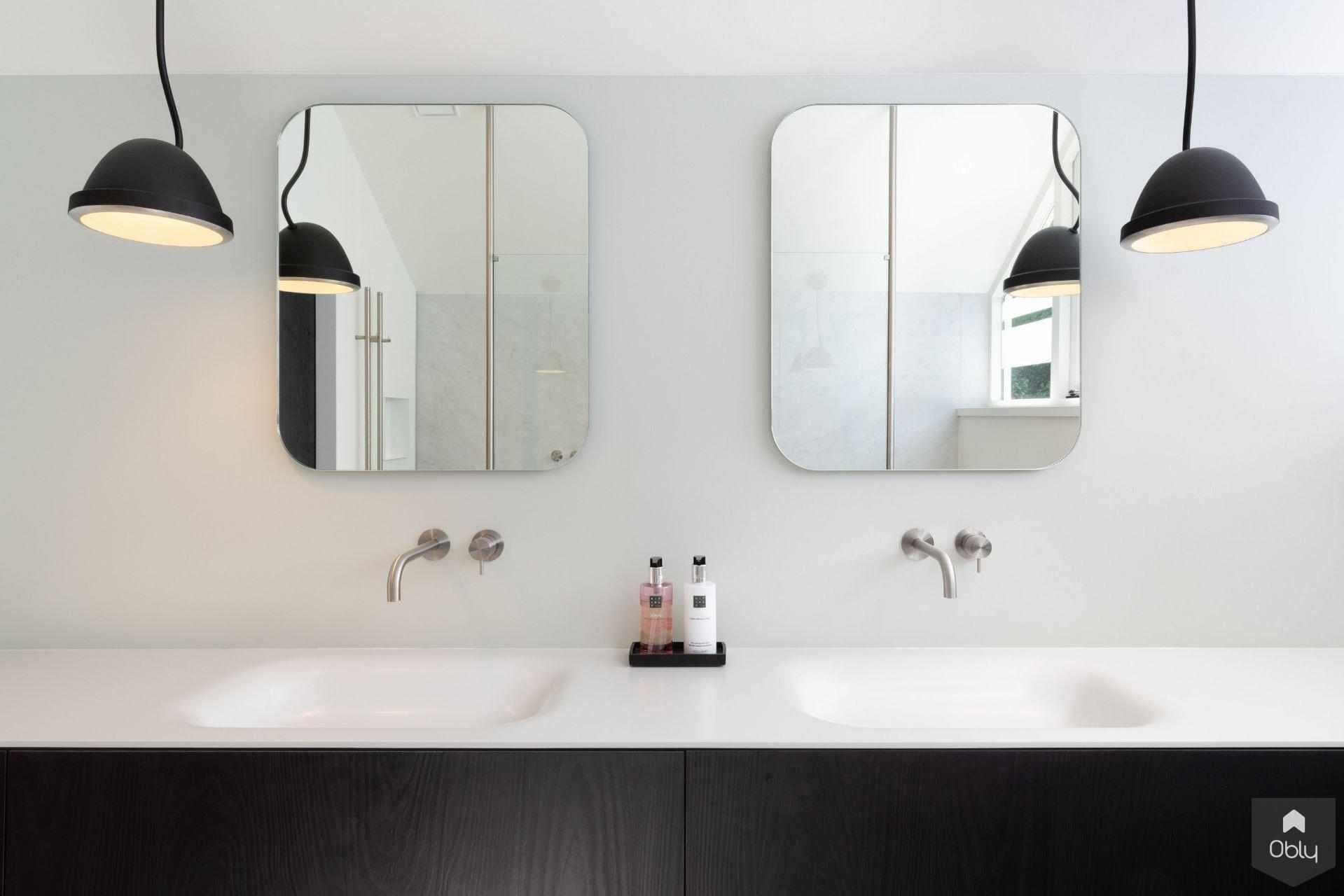 Stoere witte badkamer met zwarte accenten-Fors design badkamers-alle,Badkamer,badkamer met inloopdouche glaswand,badkamer met marmer tegels,badkamer met zwarte accenten,design badkamer met grote tegels,luxe badkamer zwart wit,minimalistische badkamer met donkere details,moderne zwart wit badkamer,stoere witte badkamer,strakke badkamer met contrast-OBLY