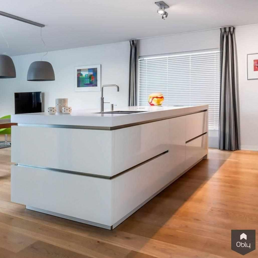 Strak Corian werkblad met verlijmde stollenwand-Cora Techniek-alle,Keuken,keuken met BORA inductiekookplaat,keuken met verlijmde stollenwand,luxe witte designkeuken,minimalistische woonkeuken,moderne keuken met kookeiland,naadloos Corian keukenblad,strak Corian werkblad,strakke maatwerk keuken-Strak Corian werkblad met verlijmde stollenwand | OBLY.com-OBLY