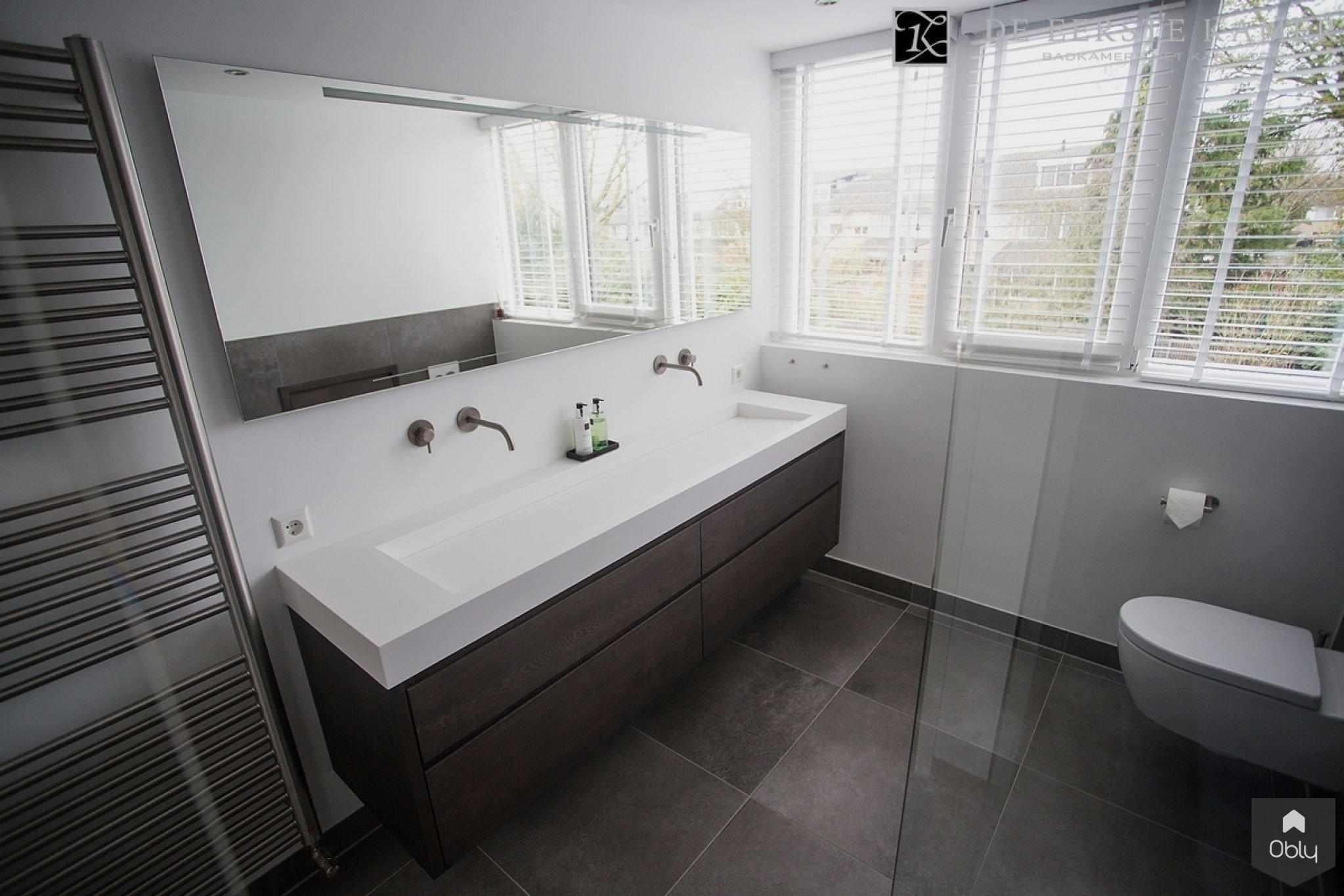Strakke badkamer met mooie details-De Eerste Kamer-alle,Badkamer,badkamer met houten meubel,badkamer met inbouw nis,badkamer met regendouche,badkamer met spiegelverlichting,design badkamer meubel,luxe badkamer afwerking,moderne badkamer details,strakke badkamer inspiratie,wastafelblad corian-OBLY