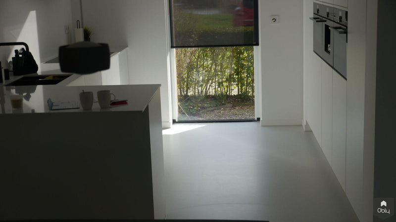 Strakke gietvloer in moderne woning-MC Gietvloeren-alle,Woonkamer-OBLY