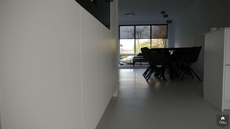 Strakke gietvloer in moderne woning-MC Gietvloeren-alle,Woonkamer-OBLY