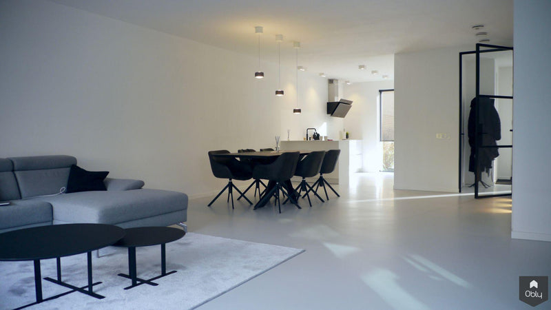 Strakke gietvloer in moderne woning-MC Gietvloeren-alle,Woonkamer-OBLY