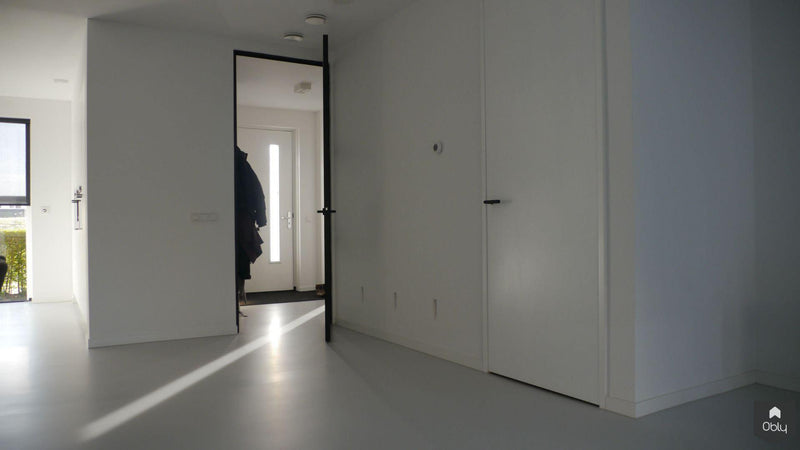 Strakke gietvloer in moderne woning-MC Gietvloeren-alle,Woonkamer-OBLY
