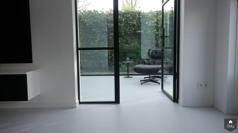 Strakke gietvloer in moderne woning-MC Gietvloeren-alle,Woonkamer-OBLY