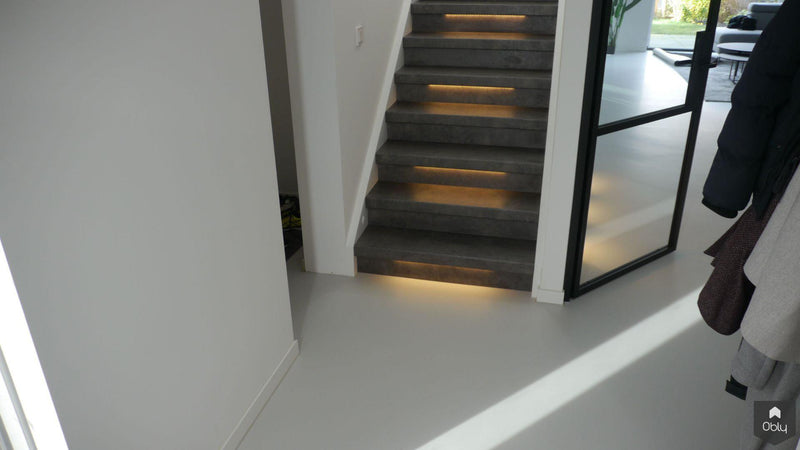 Strakke gietvloer in moderne woning-MC Gietvloeren-alle,Woonkamer-OBLY