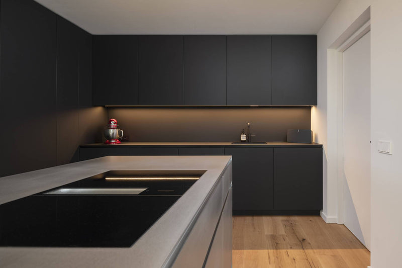 Strakke keuken met donkere kastenwand en RVS kookeiland-Mereno-Keuken-OBLY