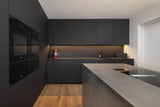 Strakke keuken met donkere kastenwand en RVS kookeiland-Mereno-Keuken-OBLY