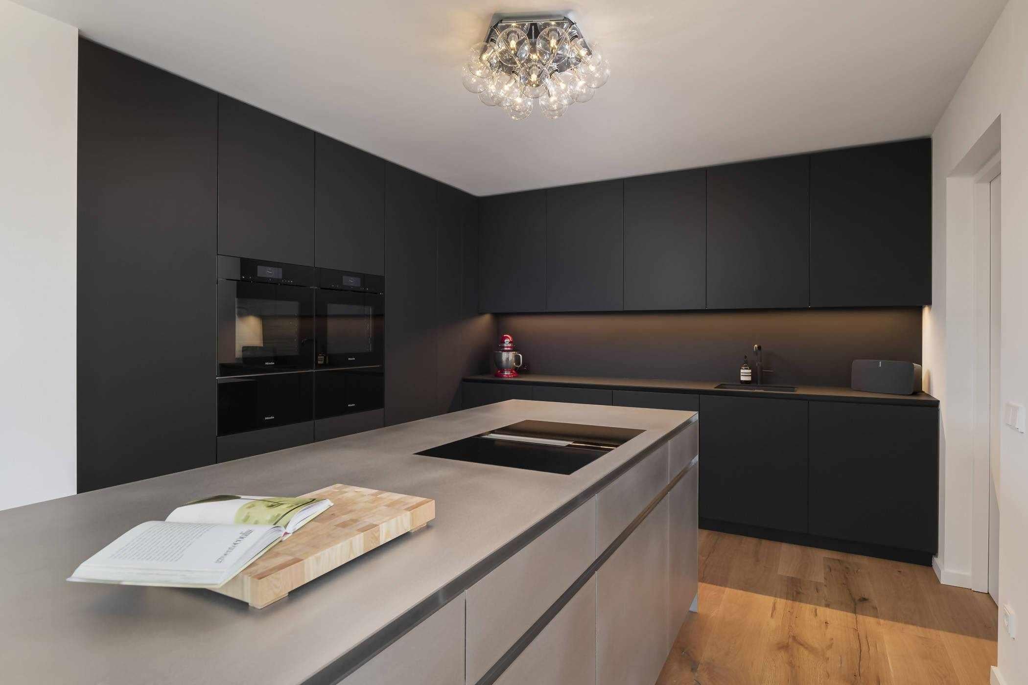Strakke keuken met donkere kastenwand en RVS kookeiland-Mereno-Keuken-OBLY