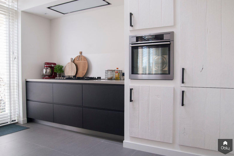 Strakke maatwerk keuken in zwart MDF en eiken wit-Zijlmans Maatwerk-alle,Keuken-OBLY
