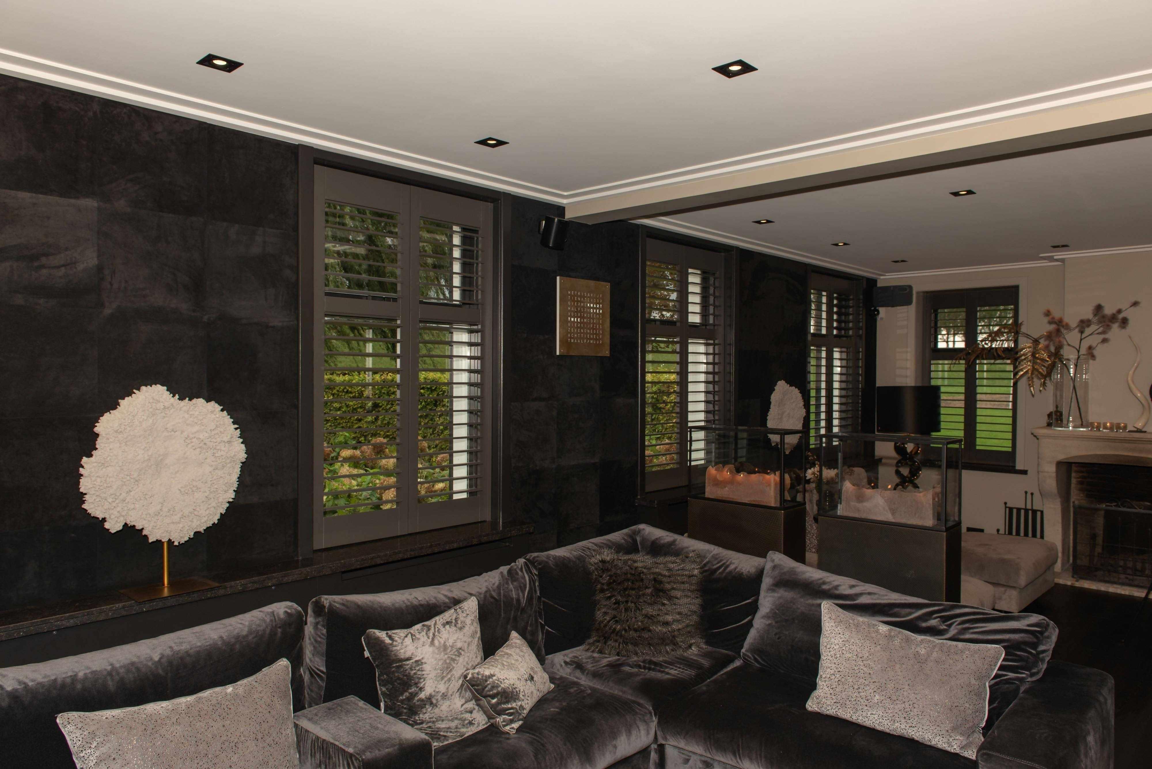Suède leer op kast en wand-Etagon-exclusieve wandpanelen,high end wooninterieur,leren interieurdesign,leren kastbekleding,luxe wandafwerking,maatwerk leerbekleding,suède leer interieur,suède leren wandbekleding,Woonkamer-Suede leer op kast en wand-OBLY