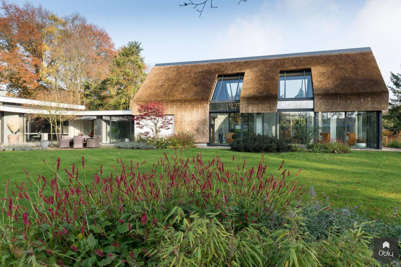 Totaalconcept rietgedekte villa - exterieur-Architectenbureau Drijvers Oisterwijk B.V.-alle, Exterieur vrijstaand, Vrijstaand-Totaalconcept rietgedekte villa exterieur | OBLY.com-OBLY