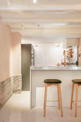 Totale renovatie woning met kantoor-Studio Lieke Sanders-alle,donkergroen interieur,kantoor aan huis,lichte afwerking,maatwerk keuken,modern interieur,sfeervolle verlichting,Slaapkamer,stijlvolle inrichting,travertin,warme tinten,woning renovatie,woon-werk combinatie,Woonkamer-Totale renovatie woning met kantoor -OBLY