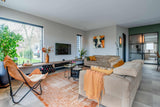 Totale verbouwing verouderde woning-Huisvanbinnen-daklicht interieur,lichte woonruimte,maatwerk keuken onder trap,moderne entreehal,moderne gezinswoning,open keuken ontwerp,ruimtelijke woonkamer,totale woningverbouwing,verouderde woning renovatie,woonkamer-Totale verbouwing verouderde woning-OBLY
