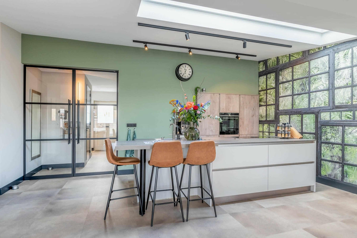 Totale verbouwing verouderde woning-Huisvanbinnen-daklicht interieur,lichte woonruimte,maatwerk keuken onder trap,moderne entreehal,moderne gezinswoning,open keuken ontwerp,ruimtelijke woonkamer,totale woningverbouwing,verouderde woning renovatie,woonkamer-Totale verbouwing verouderde woning-OBLY