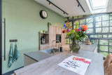 Totale verbouwing verouderde woning-Huisvanbinnen-daklicht interieur,lichte woonruimte,maatwerk keuken onder trap,moderne entreehal,moderne gezinswoning,open keuken ontwerp,ruimtelijke woonkamer,totale woningverbouwing,verouderde woning renovatie,woonkamer-Totale verbouwing verouderde woning-OBLY