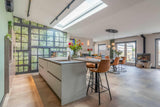 Totale verbouwing verouderde woning-Huisvanbinnen-daklicht interieur,lichte woonruimte,maatwerk keuken onder trap,moderne entreehal,moderne gezinswoning,open keuken ontwerp,ruimtelijke woonkamer,totale woningverbouwing,verouderde woning renovatie,woonkamer-Totale verbouwing verouderde woning-OBLY