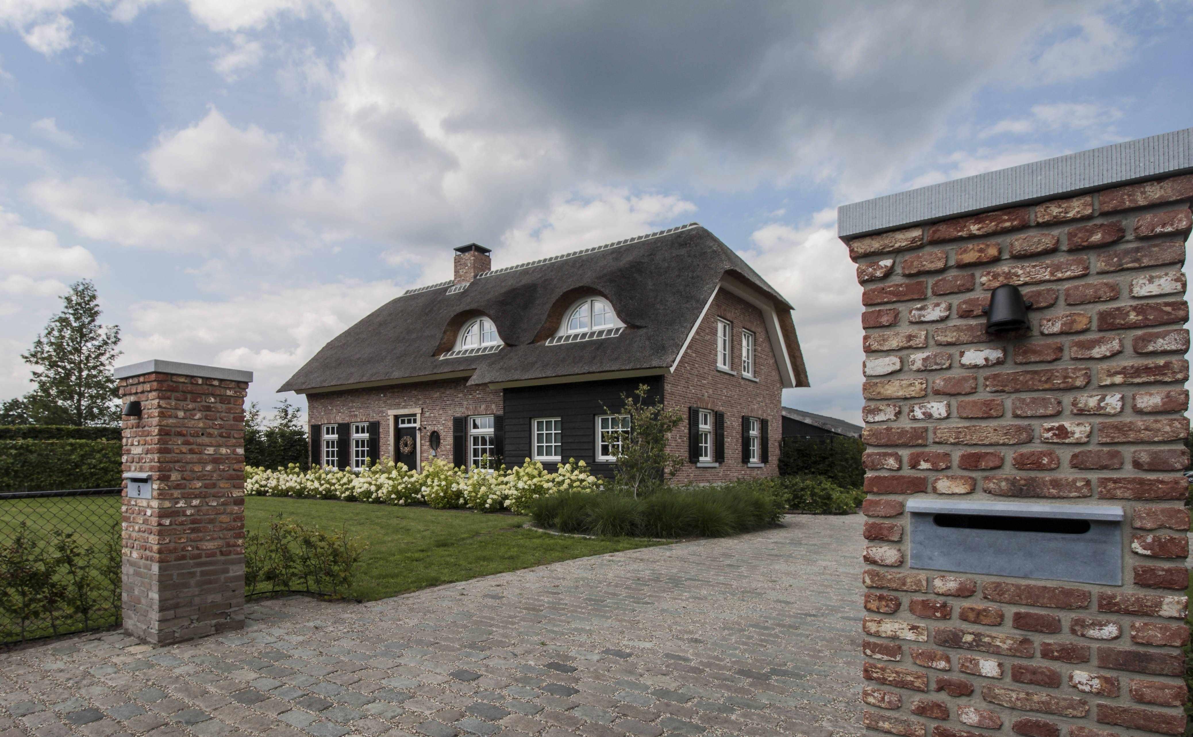 Transformatie jaren 70 woning tot landhuis-Spanjers Architect-alle,Brabantse stijl,Exterieur vrijstaand,landhuis,moderne architectuur,renovatie,transformatie jaren 70 woning,uitbouw-Transformatie jaren 70 woning tot landhuis-OBLY
