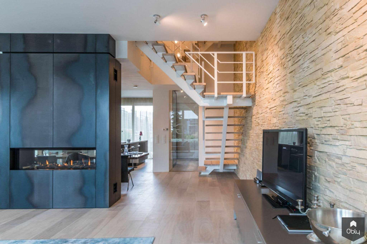 Trappen met stalen middenboom-Van Bruchem Staircases-alle,Entree hal trap-OBLY