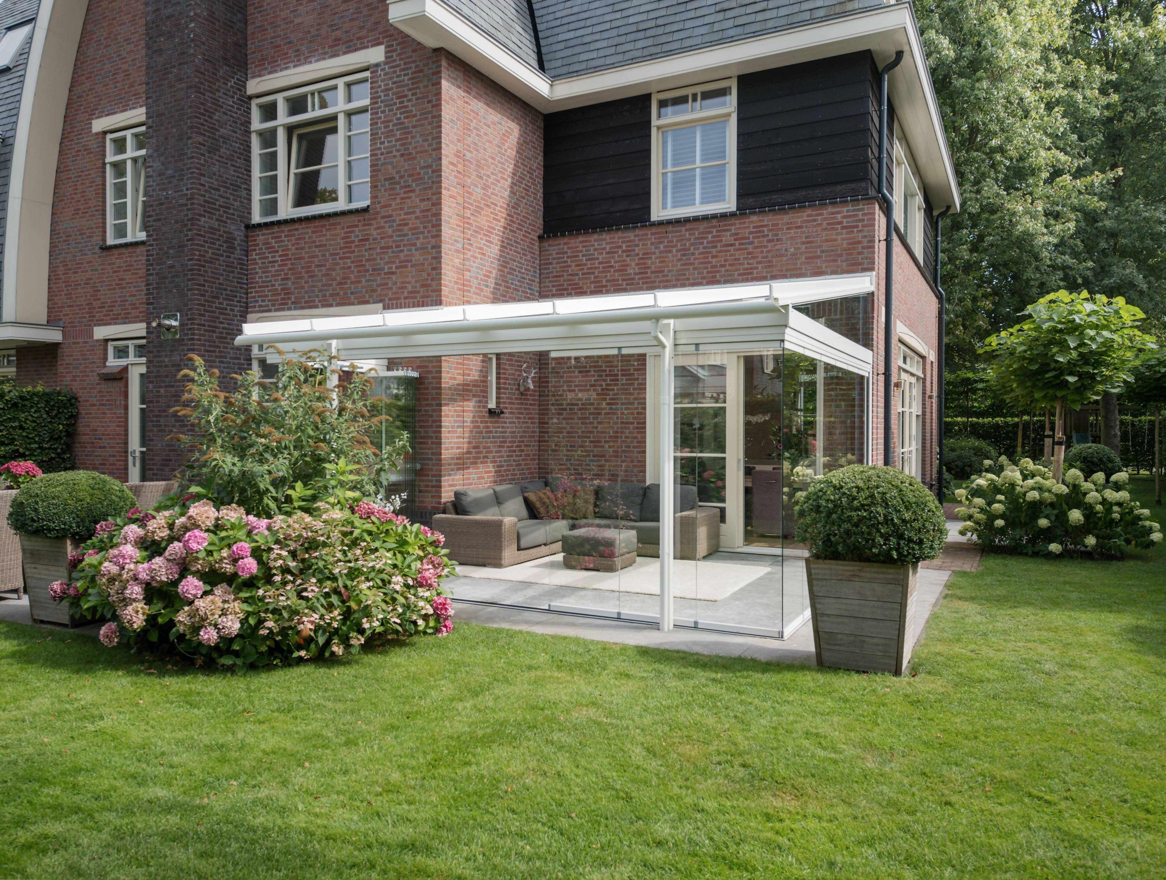 Tuinkamer witte details-Goes serres-glazen tuinkamer,moderne tuinkamer,Tuinkamer,tuinkamer aanbouw,tuinkamer met glas,tuinkamer serre-Tuinkamer met vouwwanden witte details-OBLY