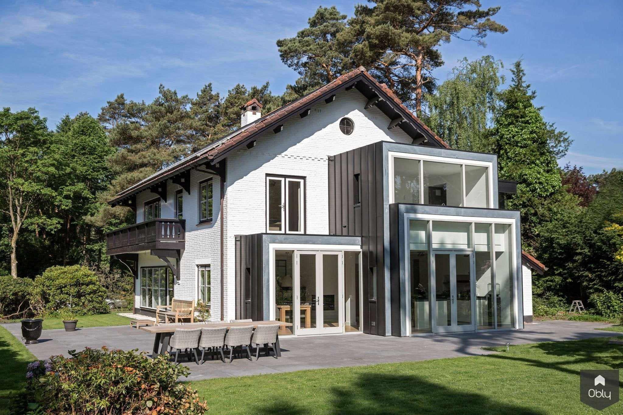 Uitbouw en renovatie villa-Kraal architecten-Aanbouw,alle,Keuken,moderne aanbouw,tuinzijde,villa renovatie,villa uitbouw,vrijstaande woning,zwarte stalen deuren-OBLY