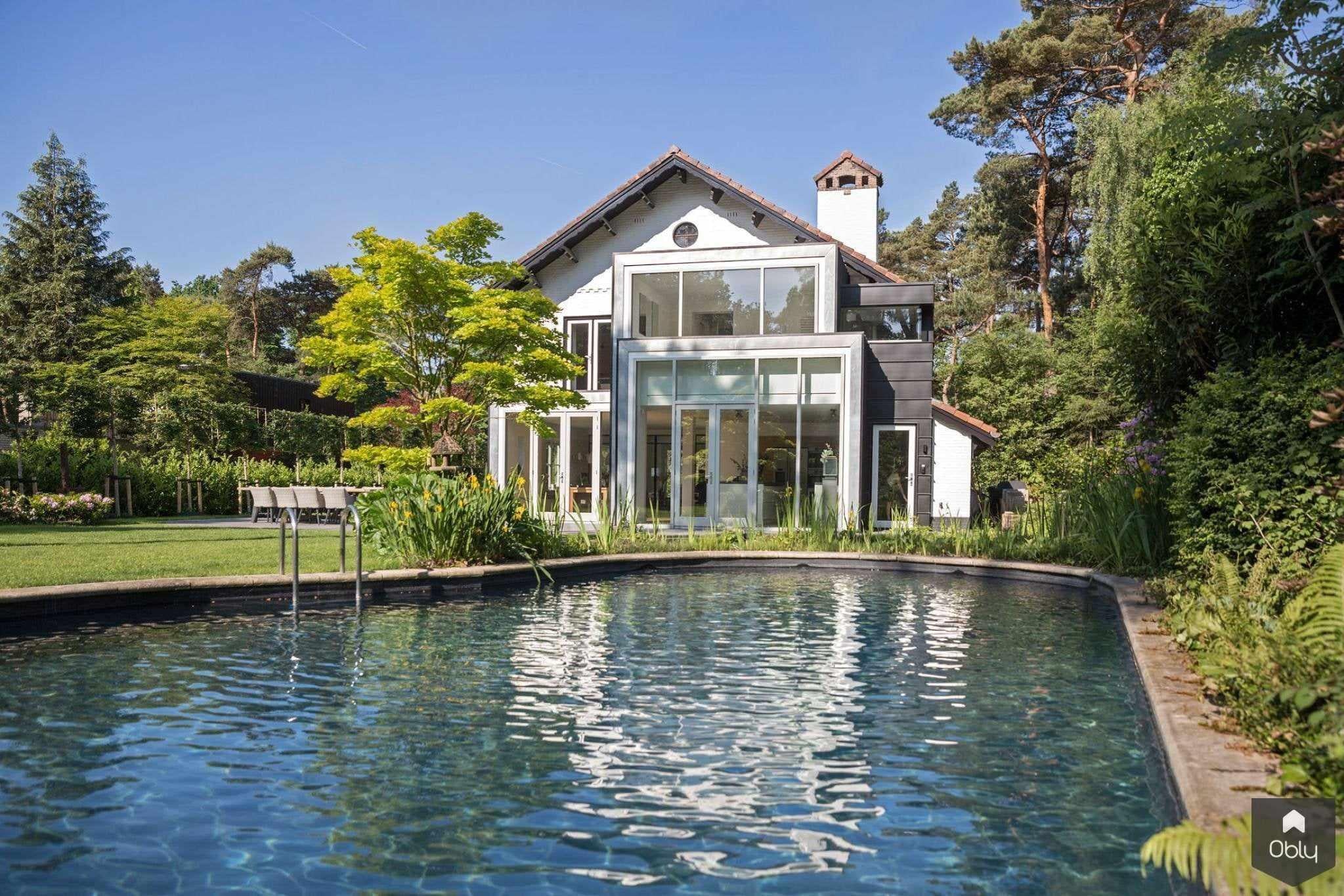 Uitbouw en renovatie villa-Kraal architecten-Aanbouw,alle,Keuken,moderne aanbouw,tuinzijde,villa renovatie,villa uitbouw,vrijstaande woning,zwarte stalen deuren-OBLY