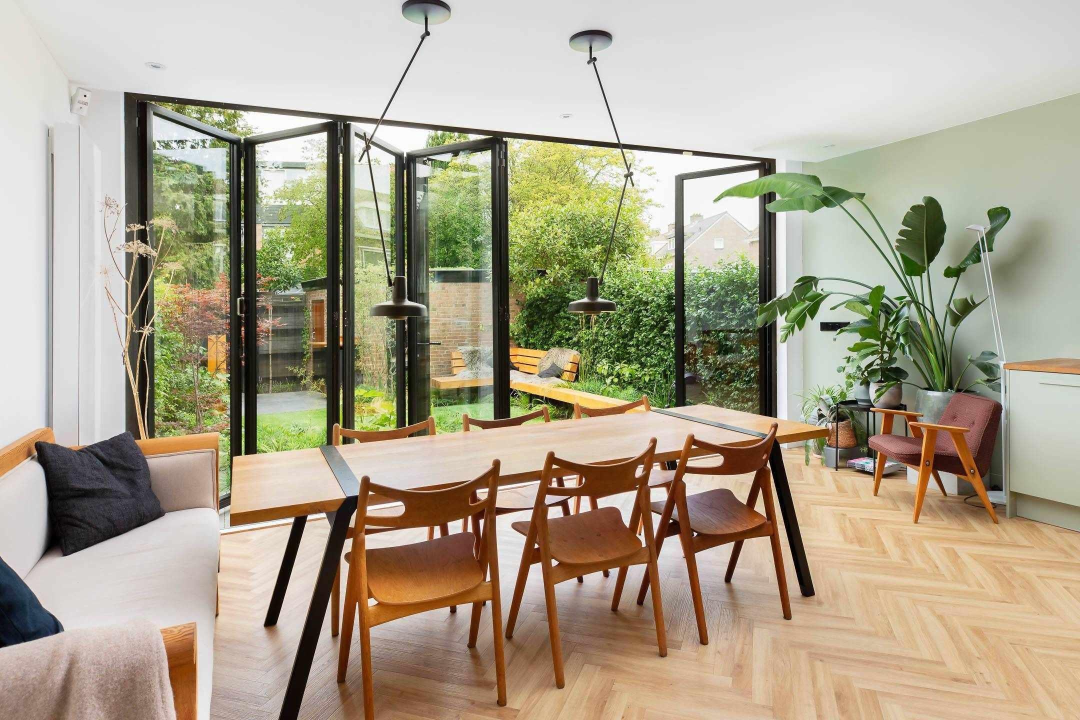 Uitbouw met Solarlux vouwwanden-Solarlux Nederland BV-Aanbouw,aanbouw inspiratie,aanbouw met glas,aanbouw woning,alle,binnen buiten wonen,glazen aanbouw,leefruimte aanbouw,moderne aanbouw,open woonruimte,Tuinen,woning aanbouw,woning uitbreiding,Woonkamer-Uitbouw met Solarlux vouwwanden | OBLY.com-OBLY