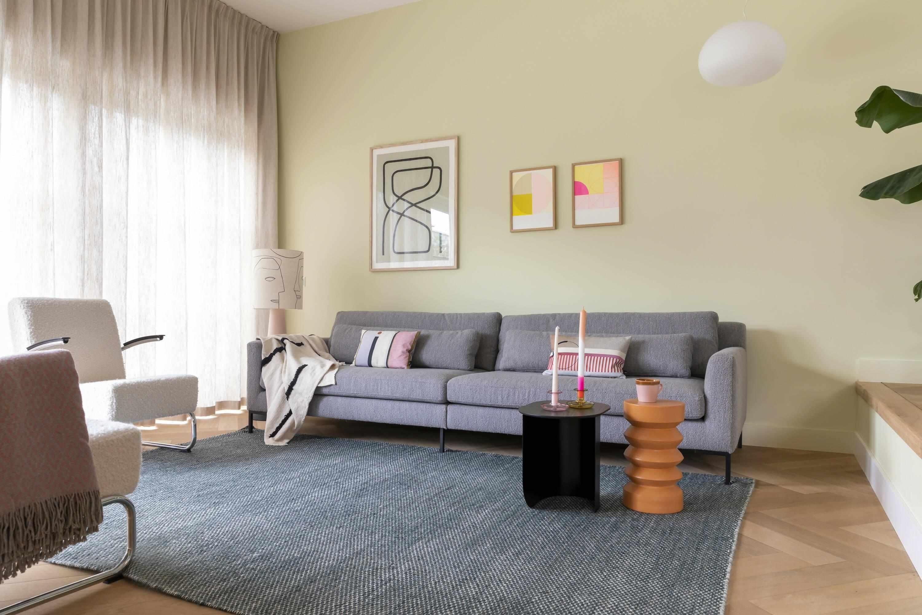 Uitbouw tv kamer-Pleun Interiors-gezellige zithoek,interieur met behang,lichte woonkamer,modern behang woonkamer,sfeervolle woonkamer,stijlvolle tv kamer,tijdloos interieur,tv kamer,uitbouw,warme woonkamer inrichting,woonkamer inspiratie-Uitbouw tv kamer met tijdloos behang-OBLY