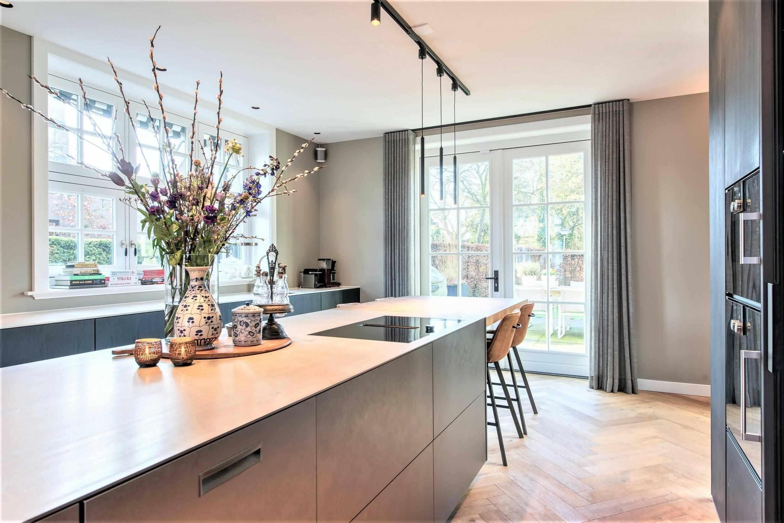 Verbouwing Monumentaal Gemeentehuis-INGE VAN POPPEL INTERIEURARCHITECTUUR-#KeukenInspiratie,#Leefkeuken,#LuxeKeuken,#ModernInterieur,#MonumentaalWonen,#Visgraatvloer,#WarmInterieur,keuken-OBLY