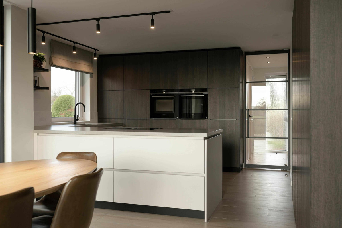 Verbouwing met zichtlijnen-Elke Speck interieurontwerp-donkere houttinten,kamer ensuite meubels,luxe woonkamerinrichting,maatwerk interieurdesign,maatwerk tv meubel,moderne woningverbouwing,open leefruimte,stijlvolle woonarchitectuur,verbouwing met zichtlijnen,Woonkamer-Verbouwing met zichtlijnen-OBLY