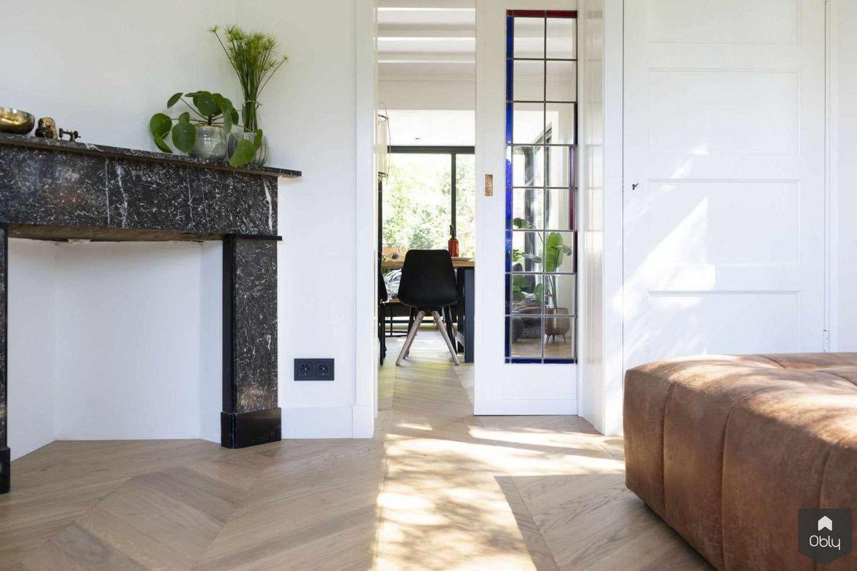 Verouderde Hongaarse punt jaren 30 woning-Vloerenhuis Amsterdam-alle,jaren 30 woning,Woonkamer-Stijlvolle verouderde Hongaarse punt vloer in jaren 30 woning-OBLY