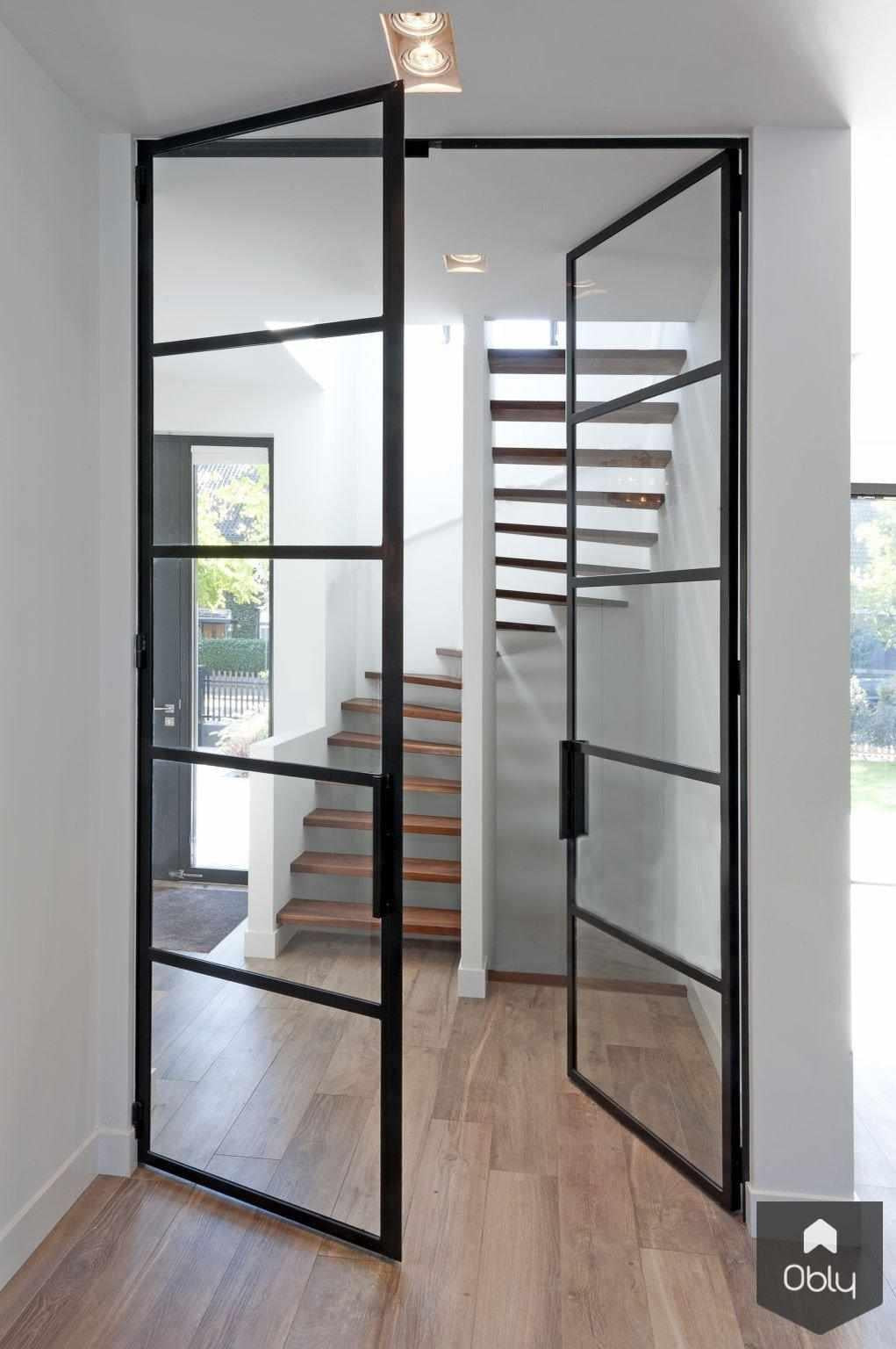 Villa Amsterdam Zuid - trap-Paul Seuntjens Architectuur + Interieur-alle,daglicht,Entree hal trap,moderne villa,notenhout,open structuur,stalen kozijnen,zwevende trap-OBLY