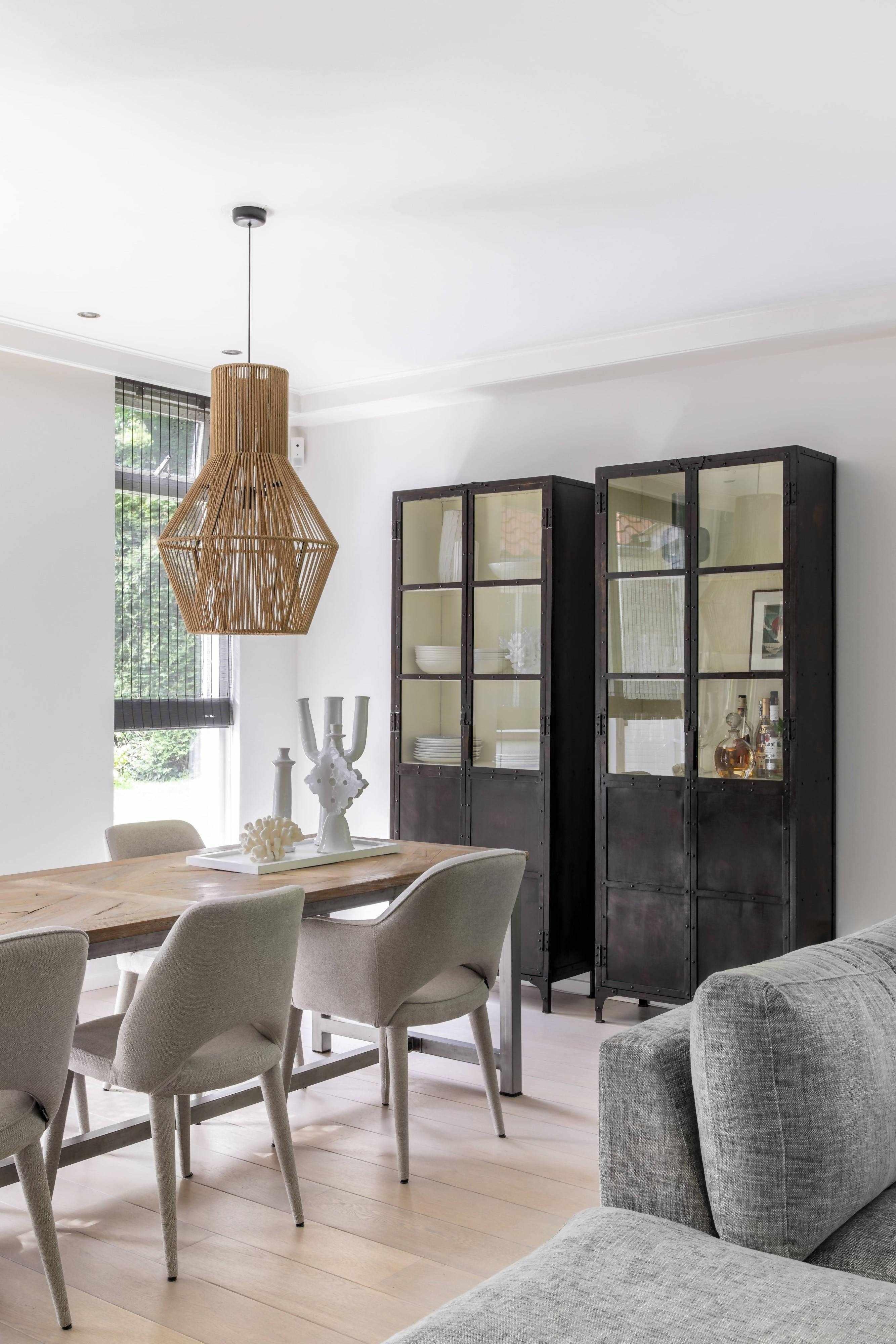 Villa aan zee-Maaike van Diemen Interieurontwerp-Eetkamer met stalen kast,Interieur inspiratie,Licht en luchtig interieur,Modern kustinterieur,Natuurlijke materialen interieur,Strandhuis interieur,Strandstijl woning,Villa aan zee,Woonkamer,Woonkamer villa-Villa aan zee-OBLY
