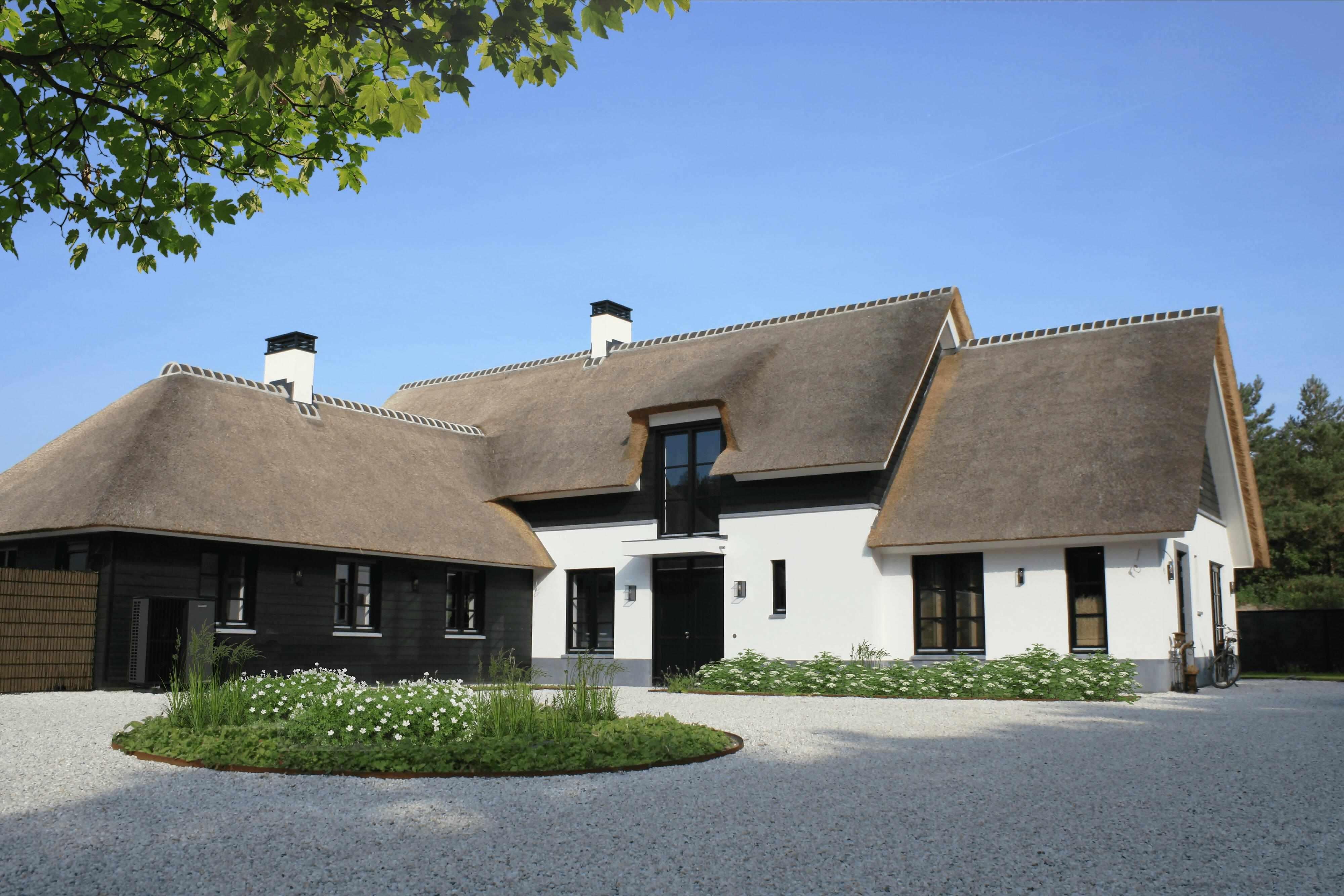 Villa met rieten dak-WOLFS ARCHITECTEN-contrast,Entree / hal / trap,hout,landelijke stijl,modern landhuis,rieten dak,stucwerk,villa-Villa met rieten dak-OBLY