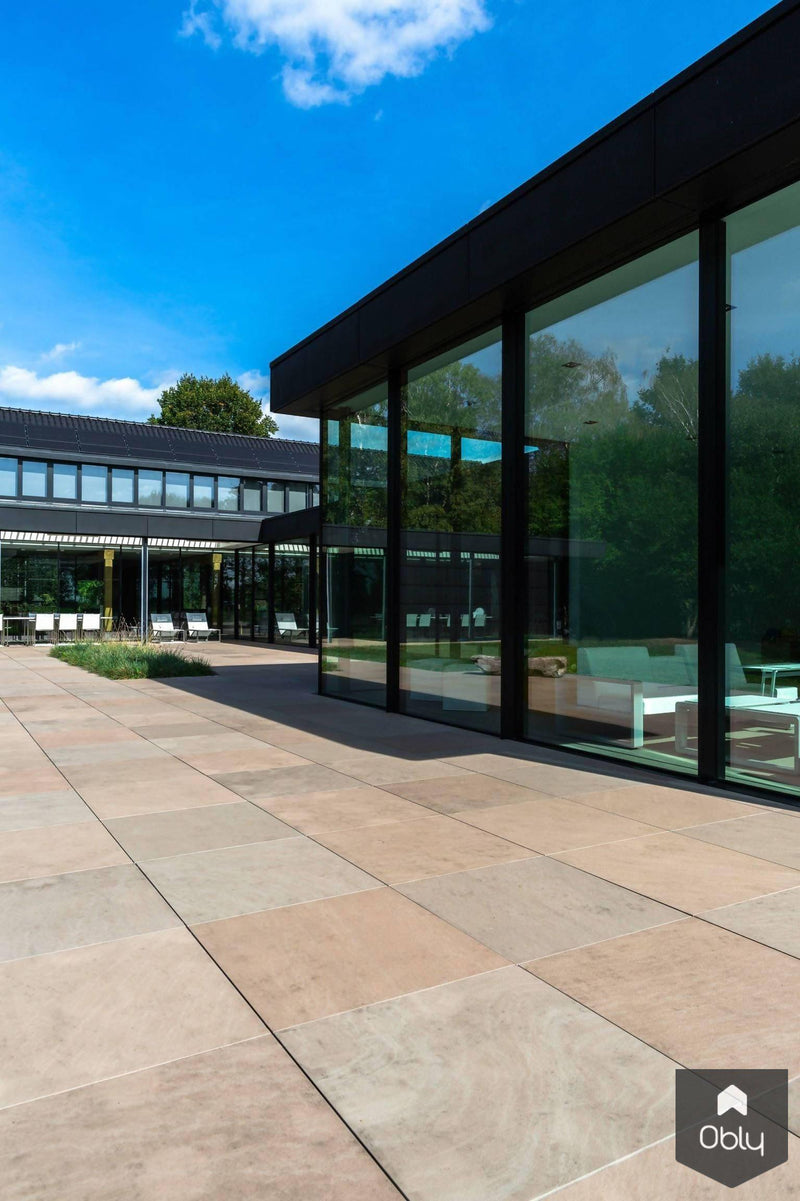 Villa met zwarte glazen wanden-KELLER minimal windows® by Kumasol-alle,Exterieur vrijstaand,Vrijstaand-Villa met zwarte glazen wanden | OBLY.com-OBLY