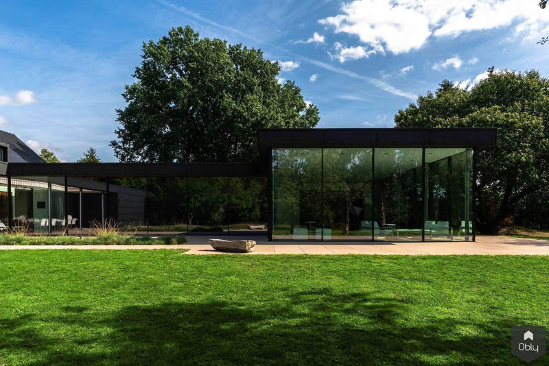 Villa met zwarte glazen wanden-KELLER minimal windows® by Kumasol-alle,Exterieur vrijstaand,Vrijstaand-Villa met zwarte glazen wanden | OBLY.com-OBLY