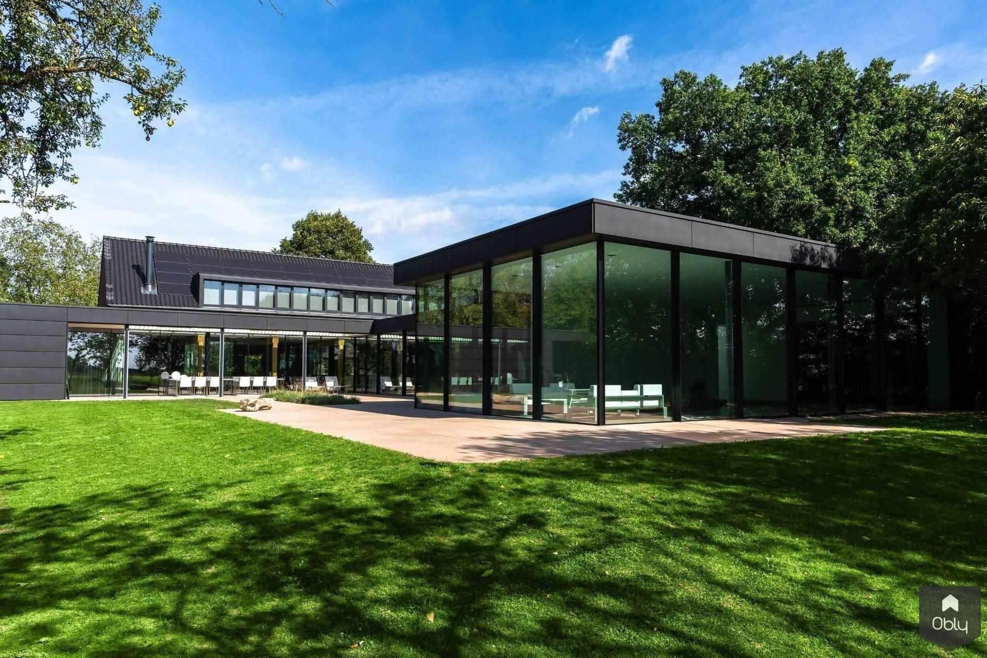 Villa met zwarte glazen wanden-KELLER minimal windows® by Kumasol-alle,aluminium kozijnen zwart,design woning,Exterieur vrijstaand,grote glaspartijen,luxe woning exterieur,minimalistische architectuur,moderne villa glas,strakke gevel,Vrijstaand,zwarte glazen wanden-Villa met zwarte glazen wanden | OBLY.com-OBLY