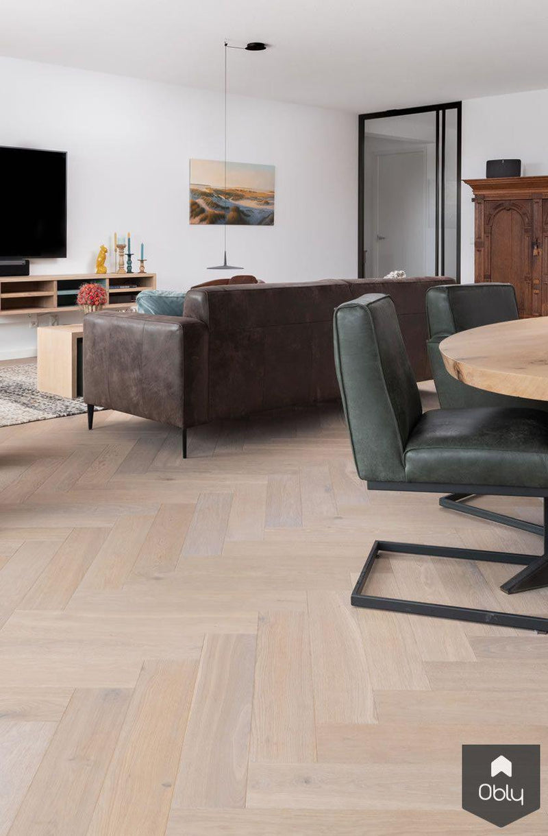 Visgraat vloer met vloerverwarming in licht appartement-The Woodstore-alle,Woonkamer-OBLY