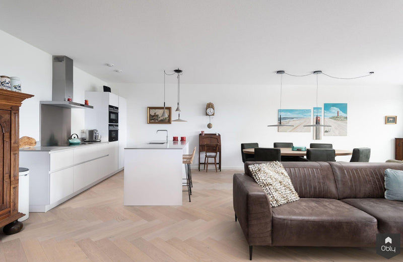 Visgraat vloer met vloerverwarming in licht appartement-The Woodstore-alle,Woonkamer-OBLY