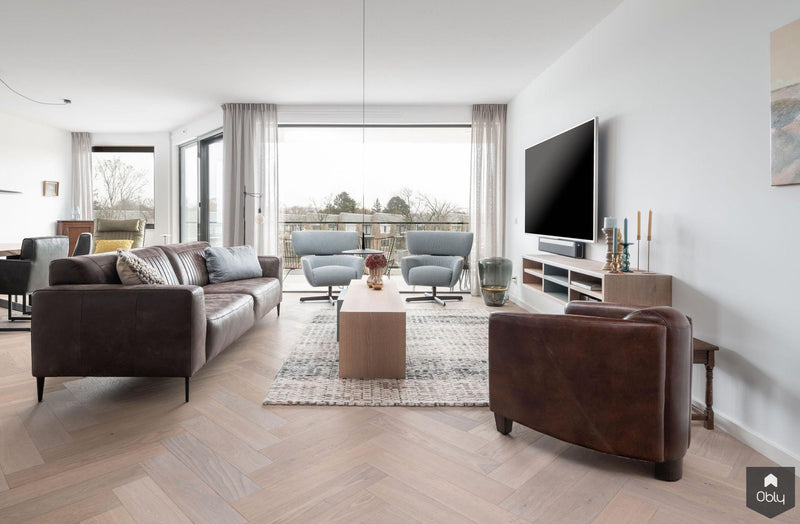 Visgraat vloer met vloerverwarming in licht appartement-The Woodstore-alle,Woonkamer-OBLY