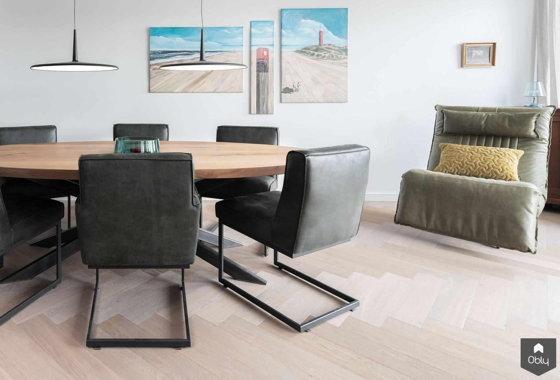 Visgraat vloer met vloerverwarming in licht appartement-The Woodstore-alle,lichte woonkamer,moderne woonkamer,Woonkamer,woonkamer met grote ramen,woonkamer met houten vloer,woonkamer met visgraat vloer-OBLY