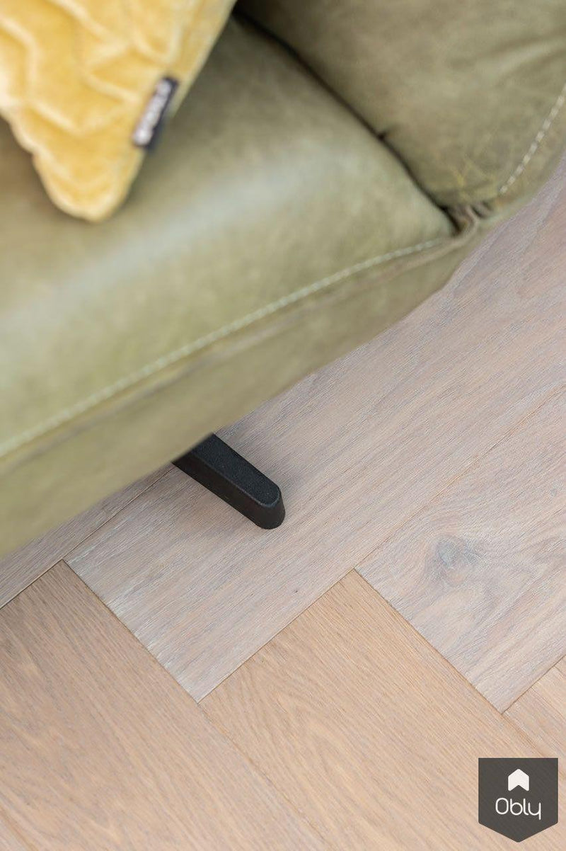 Visgraat vloer met vloerverwarming in licht appartement-The Woodstore-alle,Woonkamer-OBLY