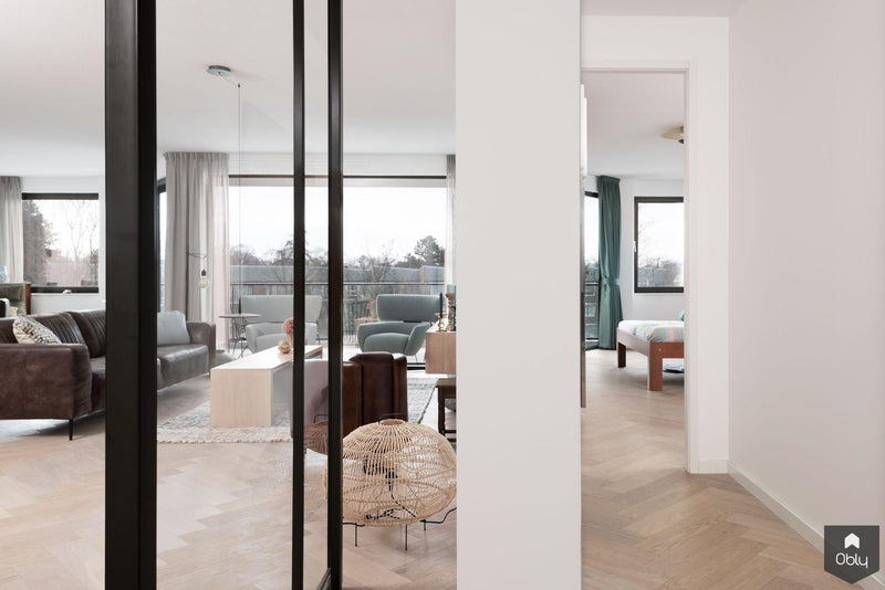 Visgraat vloer met vloerverwarming in licht appartement-The Woodstore-alle,Woonkamer-OBLY