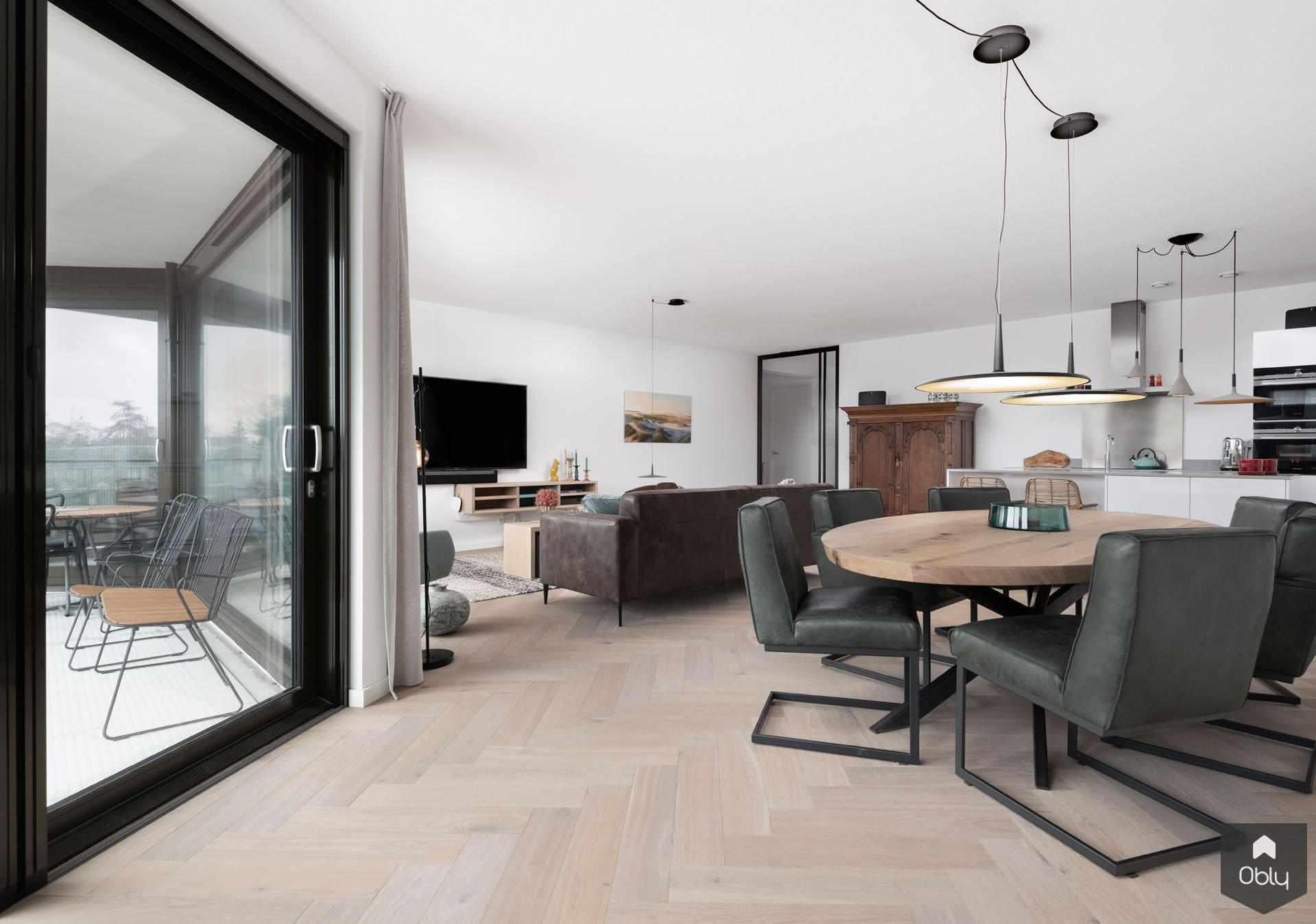 Visgraat vloer met vloerverwarming in licht appartement-The Woodstore-alle,lichte woonkamer,moderne woonkamer,Woonkamer,woonkamer met grote ramen,woonkamer met houten vloer,woonkamer met visgraat vloer-OBLY