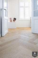 Visgraatparket in natuurtint eiken geplaatst in badkamer-NOBEL Flooring-alle,Badkamer-OBLY