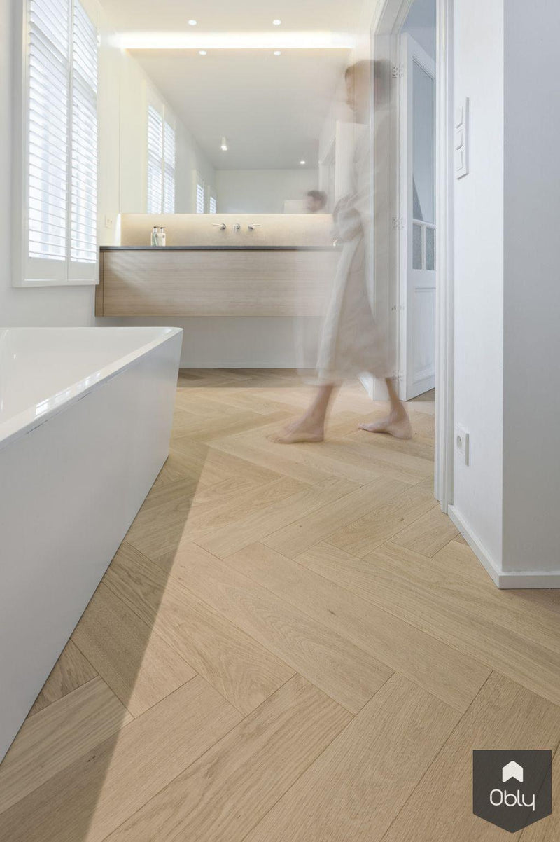 Visgraatparket in natuurtint eiken geplaatst in badkamer-NOBEL Flooring-alle,Badkamer-OBLY